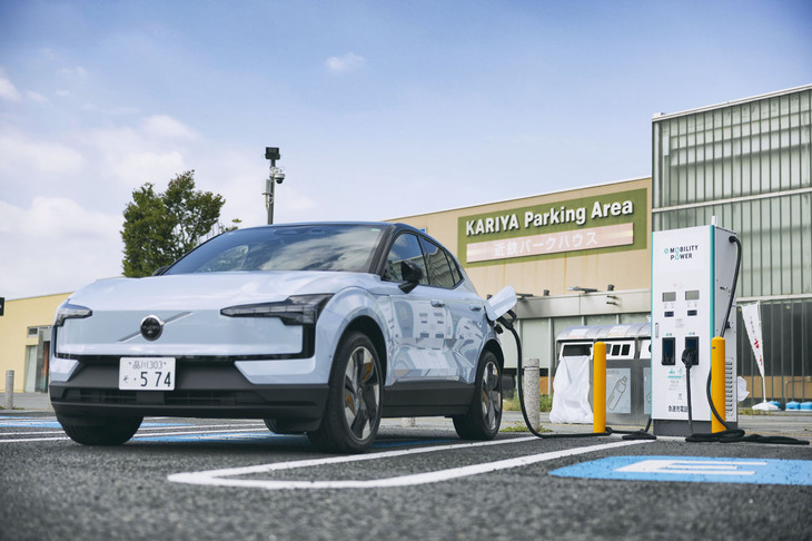 伊勢湾岸自動車道の刈谷パーキングエリアでチャージ中の「EX30ウルトラ シングルモーター エクステンデッドレンジ」。一充電走行距離は、WLTCモードで560kmとなっている。