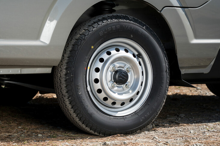 タイヤサイズは145/80R12。試乗車は横浜ゴムの商用車用ラジアルタイヤを装着していた。