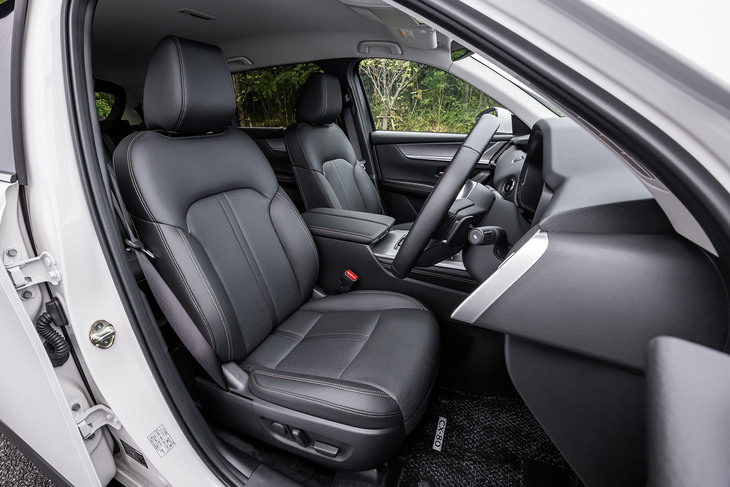 「CX-80 XD Lパッケージ」グレードでは、シートカラーをブラック（写真）もしくはグレージュから選択できる。ワイド車形のアーキテクチャーを採用することで「CX-8」よりも室内幅が拡大。ショルダールームは1列目シートで53mm広くなっている。