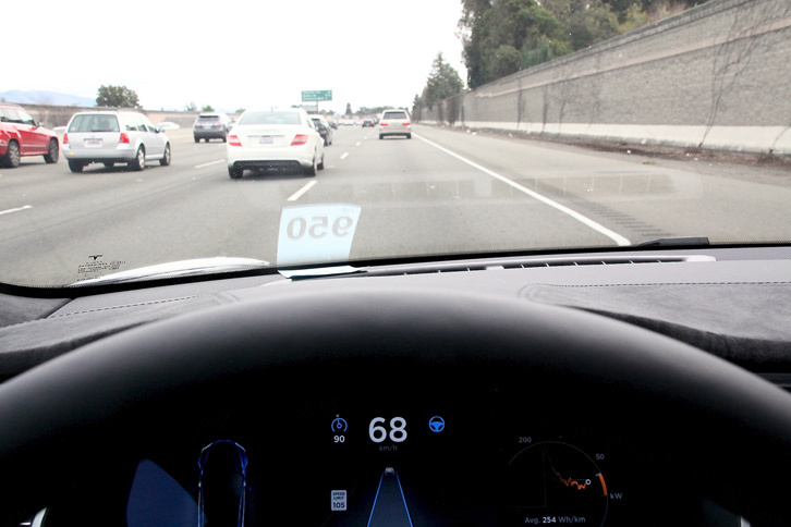 いよいよ「テスラ・オートパイロット」のテストを開始。ステアリングホイールを操作しなくても、クルマが自動で、正確に車線を維持して走行してくれる。