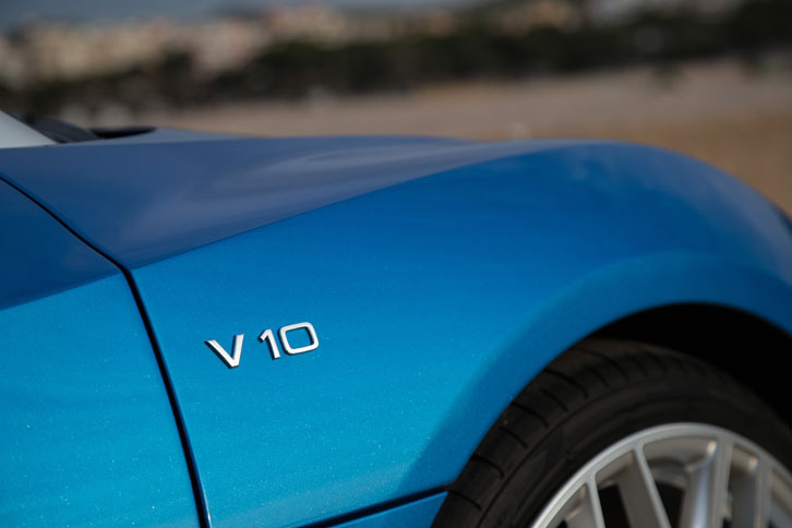 「R8クーペ」と同様に、5.2リッターV10エンジンのみの設定。