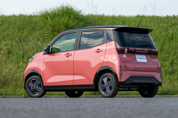 格子をモチーフにしたというLEDコンビネーションランプなど、リアまわりにも独自のデザインを採用。ボディーカラーのバリエーションは「X」で10種類、「G」で15種類と非常に豊富だ。