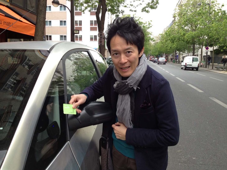 解錠用の紙カードをサイドウィンドウのセンサーにかざす。2012年5月にパリで。