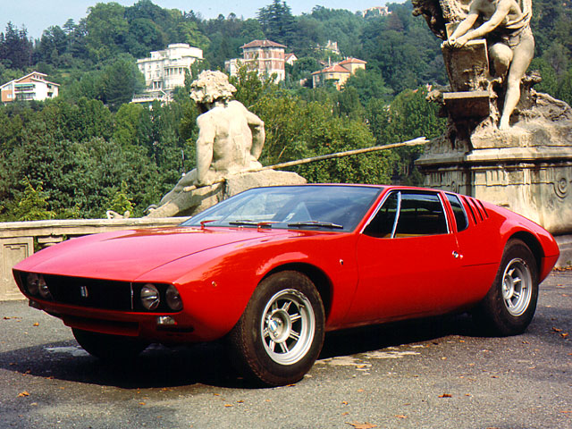 軽自動車からスーパーカーまで、幅広い車種を手がけたのもジウジアーロ氏の特徴。デザインのテイストも幅広く、多芸に秀でる点は他の著名なデザイナーとは一線を画すところだった。写真はギア在籍時代に手がけた「デ・トマソ・マングスタ」（1966年）。