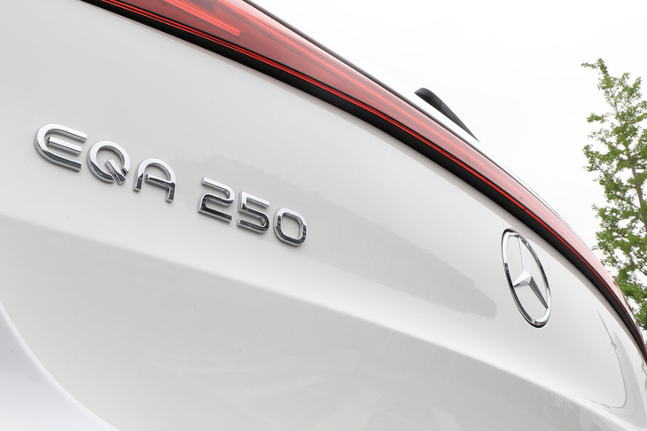 車名こそ「メルセデス・ベンツEQA」だが、同車（というか同車を含むメルセデス・ベンツのEVはすべて）は、EV専門のサブブランドであるメルセデスEQのラインナップとなる。