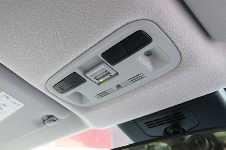 トヨタ・シエンタ ハイブリッドZ E-Four 5人乗り（オーバーヘッドコンソール）