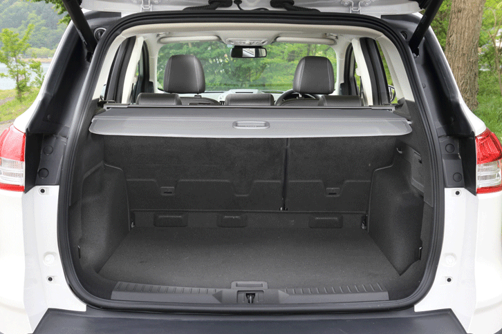 荷室容量は後席を起こした状態で406リッター、後席をたたんだ状態で1603リッター。トノカバーが標準装備される。（写真をクリックすると、シートの倒れる様子が見られます）