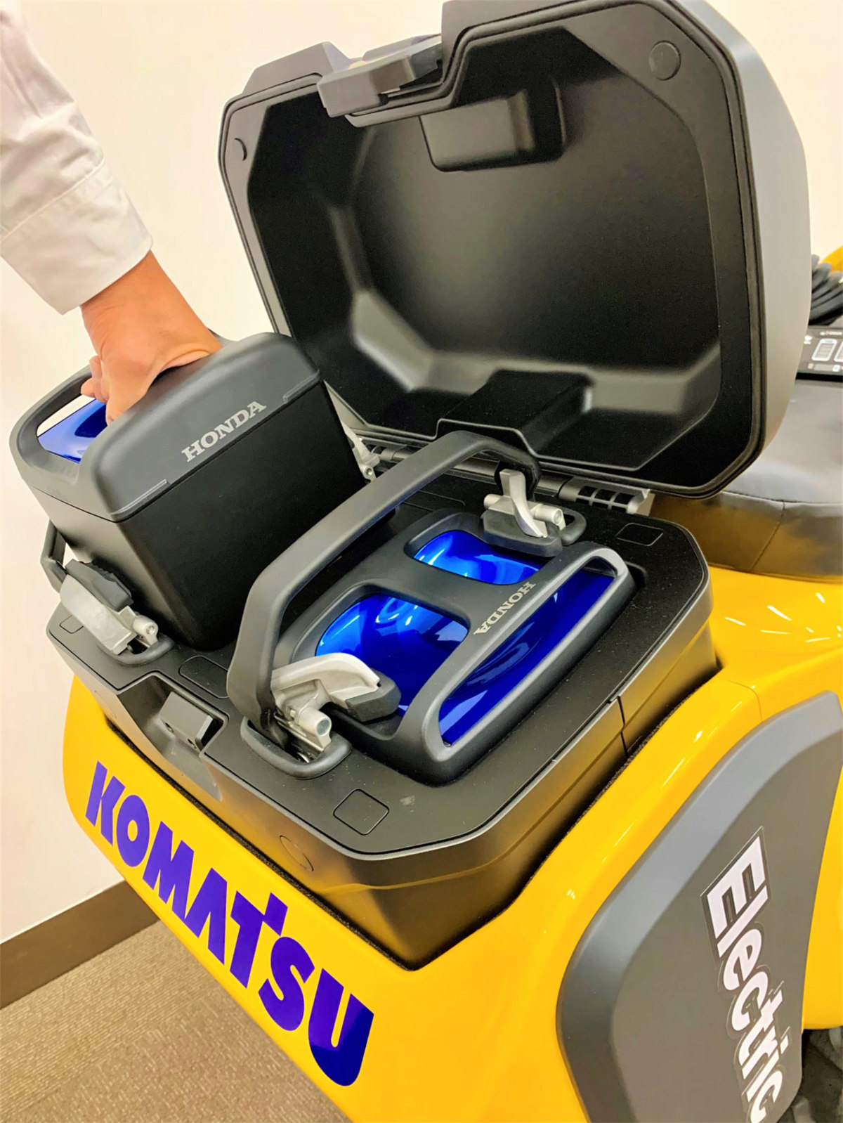 ホンダとコマツが電動パワーショベルを開発 交換式バッテリーを使った作業現場の電動化を推進 ニュース Webcg