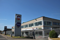 イタリアはシエナのFCAディーラー。今もランチアの看板が掲げられている。