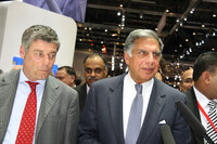 2009年3月、タタのラタン・タタ会長（当時、右）と。ピニンファリーナはマヒンドラの傘下となる前、まずはタタ社との協力関係を多方面で模索していた。