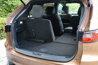 荷室容量は、3列目シート使用時で258リッター、3列目シート格納時で687リッター、2・3列目シート格納時で1221リッターとされている（床下収納含む）。