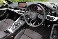 緩やかな曲線を描くダッシュボードが目を引くインストゥルメントパネルまわり。3ゾーンのフルオートエアコンに加えて前席にはシートヒーターも標準装備されており、冬でも快適なオープンエアドライブを楽しむことができる。