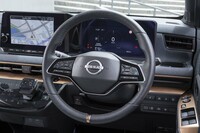 2本スポークのステアリングホイールはボトム側のリムにセンターマークが刻まれる。本革巻きはシート表皮などとセットのオプション（標準はウレタン）。