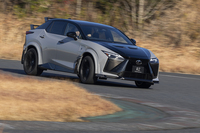 ステアバイワイヤ搭載の「RZ600e」で右コーナーを攻める。こうしたシーンではクイックな反応をみせるが、高速域ではどっしりとしたフィーリングに変わる。