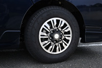 切削光輝タイプの「キャラバンAUTECH」専用15インチアルミホイール。試乗車には195/80R15サイズの「ヨコハマ・ブルーアースバンRY55」タイヤが装着されていた。