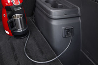 荷室の右コーナー（写真）と後席用のセンターコンソールには、1500Wの給電口を装備。満充電の状態で、一般家庭の最大1日分の電力が取り出せる。さらに、エンジンを使った発電機能を組み合わせれば、ガソリン満タンで最大10日分の電力を供給できる。