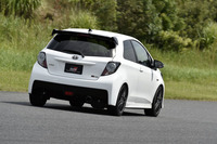 サーキットを駆け抜ける「ヴィッツ“GRMN”」（プロトタイプ）。ルーフ後端のスポイラーやリアディフューザーが、そのパフォーマンスを主張する。