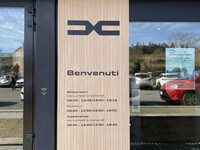 営業時間を記したボードは木目調である。