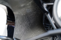 FRP製カウルの裏側は繊維のざらつきがむき出し。リベット留めのスクリーンといい、適度にラギットな部分を残しているところが面白い。