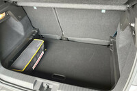 コンパクトなボディーながらマイルドハイブリッド車の荷室容量は、欧州BセグメントSUVクラストップレベルとなる536リッターを確保。床面は2段階に調整できる。後席の背もたれには60：40の分割可倒機構が備わり、さらに後席全体が160mmスライドするのも「キャプチャー」のセリングポイントである。