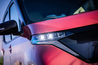 「サクラG」には、先行車や対向車の妨げにならないよう自動的にハイビーム（上向き）の照射範囲を切り替えるアダプティブLEDヘッドランプが標準で装備される。フロントグリルは光沢のある、「クリアブラックシールド」と呼ばれるGグレード専用のパネルデザインが採用される。