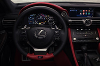 専用のデザインや装備を採用する「レクサスRC F“パフォーマンスパッケージ”」のインテリア。