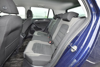 「ゴルフTSIハイライン」の後部座席。足元にも頭上にも、十分なスペースが確保されている。