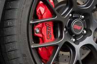 フロントブレーキには18インチのドリルドディスクローターを採用。電動ブースターのアシスト制御にも独自のチューニングが加えられた。