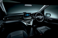 ダッシュボード中央に10.25インチのワイドスクリーンを配置。コントローラーはダイヤルとタッチパッドの併用式から、面積が拡大されたフルタッチバッド式に変更された。