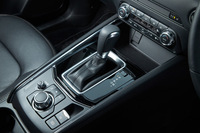 操作性を改善するため、従来モデルよりシフトセレクターの位置を約60mm上方に移動。また、センターアームレストとドアアームレストの高さをほぼ同じとすることで、より左右のバランスの取れた乗車環境を実現している。