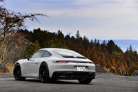 「911カレラ4 GTS」のボディーサイズは全長×全幅×全高＝4520×1850×1300mm、ホイールベースは2450mm。車重は1500kg（DIN）と発表されている。