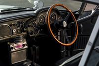 整然と並んだスミス製のメーターと、大径のウッドステアリングが織りなす魅力的なコックピット。素晴らしいレストアが施されており、新車同然の状態だった。オーディオだけがベッカー製のクラシック風デザインのものに変えられていた。ちなみに1963年から65年までの総生産台数は1021台といわれる。