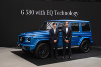 「メルセデス・ベンツG580 with EQテクノロジー」の発表イベントでMBHPCJの事業内容や運営方針を説明したパワーエックスの取締役代表執行役社長CEO伊藤正裕氏（写真左）と、メルセデス・ベンツ・ファイナンスの代表取締役社長アンドレアス・レーア氏（同右）。