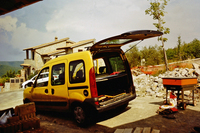 ヴァレンティ氏にとって、2台目の「カングー」。自力による家づくりにも絶大な威力を発揮した。2003年。