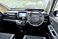 インストゥルメントパネル下部のカラーリングを改良前のモカからブラックに変更。より引き締まった印象になった。