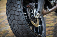 デザインの上でも大きな特徴となっているブロックパターンのタイヤ。ピレリの「MT60RS」が装着されている。