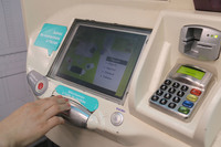 パリ地下鉄の駅にある、ローラーをぐるぐる回して画面を切り替える自動券売機。