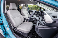 シートの背もたれと座面に縦基調のランダムストライプデザインを採用。インテリアは、「デジタルVモーショングリル」などでリフレッシュされたエクステリアと調和する雰囲気に仕上げられている。内装色は写真のエアリーグレーとブラックの2種類から選択できる。