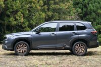 新型「フォレスター」は全長×全幅×全高＝4655×1830×1730mmというボディーサイズに対し、タイヤサイズは225/55R18（写真）がメインで上級モデルのみ235/50R19といった具合だ。　