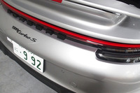 「911ターボSカブリオレ」の動力性能は、クーペモデルと同じく0-100km/h加速のタイムが2.7秒、最高速が330km/hと公表されている。