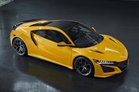 先進的なハイブリッドシステムを搭載するスーパースポーツではあるものの、市場での存在感は決して強いとはいえない2代目「ホンダNSX」。写真は北米仕様「アキュラNSX」の2020年モデルで、初代に採用された「スパ イエロー」をイメージした新色をまとう。