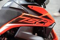 排気量を示すロゴが添えられた「790アドベンチャー」のラジエーターシュラウド。「790アドベンチャーR」のものは、グラフィックデザインが異なる。