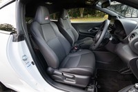 「RZ“ハイパフォーマンス”」専用となるウルトラスエード×合皮のプレミアムスポーツシート。「RZ」「RS」ではファブリック表皮のスポーツシートとなる。