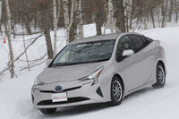 「プリウス」には2014年8月に発売された「オブザーブ・ガリットギズ」が装着されていた。クルミの殻を配合した独自のコンパウンドを採用している。