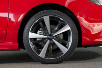 「2.0i-S EyeSight」に装備される切削光輝加工の18インチアルミホイール。同グレードでは、フロントのブレーキディスクも16インチにサイズアップされる（他グレードは15インチ）。