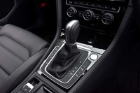 トランスミッションは、ガソリンエンジン車と同様に7段ATのみとなる。写真左下にスイッチが見えるように、パーキングブレーキは電子式。