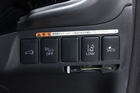 運転席の右前方には、衝突被害軽減ブレーキシステムや車線逸脱警報システムなどのスイッチが並ぶ。