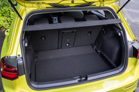 後席を使用する通常時の荷室容量は380リッター。後席の背もたれをすべて前方に倒すと、荷室容量を最大1237リッターに拡大できる。荷室床面は2段階の高さ調整が行え、写真は床面を下げた様子。