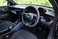 モータースポーツとともに歩んできたアルファ・ロメオのDNAを感じさせる“テレスコープデザイン”が採用された「ジュニア」のコックピット。ふたつの丸い庇（ひさし）を持つメーターは、アルファ・ロメオの伝統といえる意匠だ。