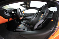 固定式のガラスパノラミックルーフが標準で装備される。室内は明るく、開放的な雰囲気。